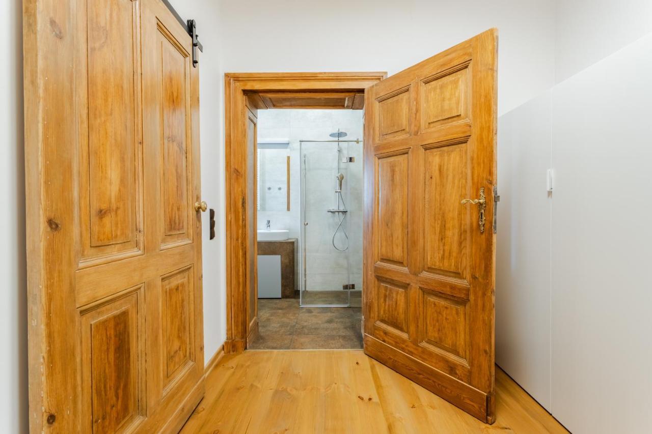 Two Bedroom Very Berry In With Desk By Renters Apartment *