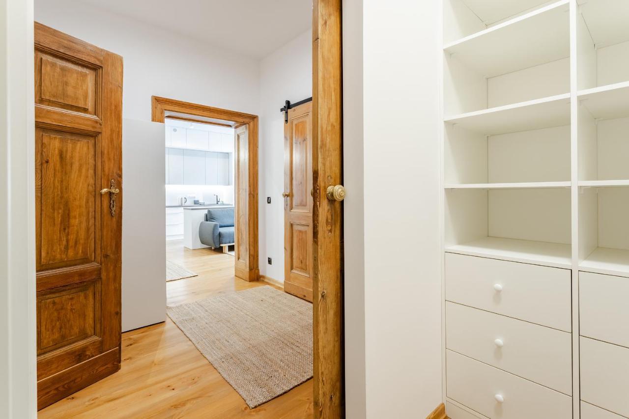 Two Bedroom Very Berry In With Desk By Renters Apartment *