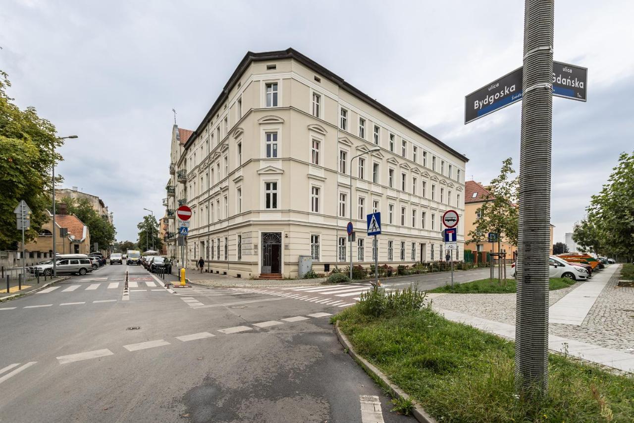 Apartment Two Bedroom Very Berry In With Desk By Renters Poznan