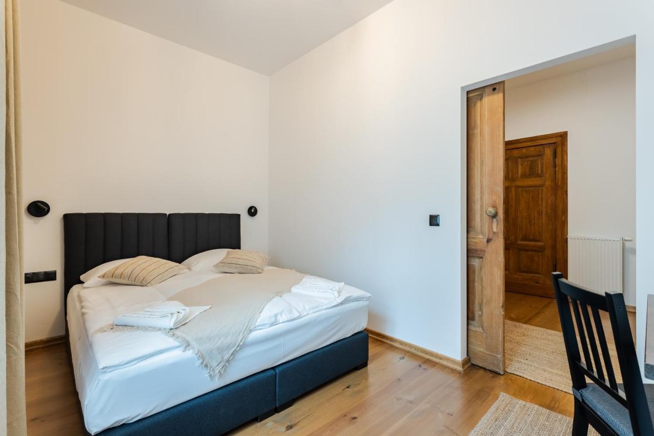 Two Bedroom Very Berry In With Desk By Renters *