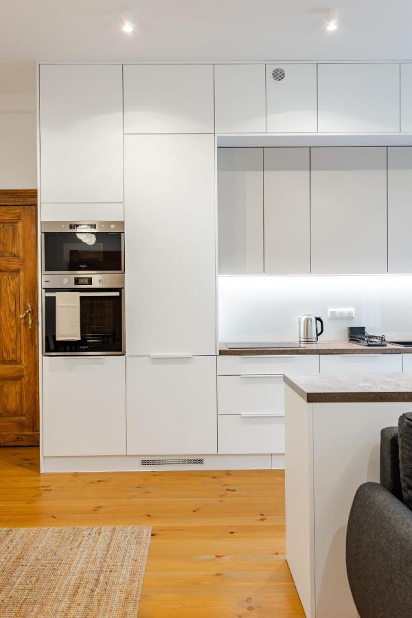 Two Bedroom Very Berry In With Desk By Renters Apartment *